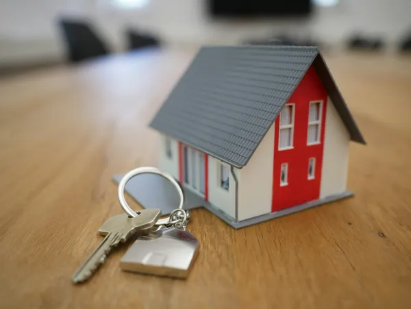 HomeRealty là đơn vị tư vấn và phân phối bất động sản
                    chuyên sâu tại Bình Dương và Thành phố Hồ Chí Minh với đội ngũ giàu kinh nghiệm, luôn đặt lợi ích
                    khách hàng làm trọng
                    tâm.
